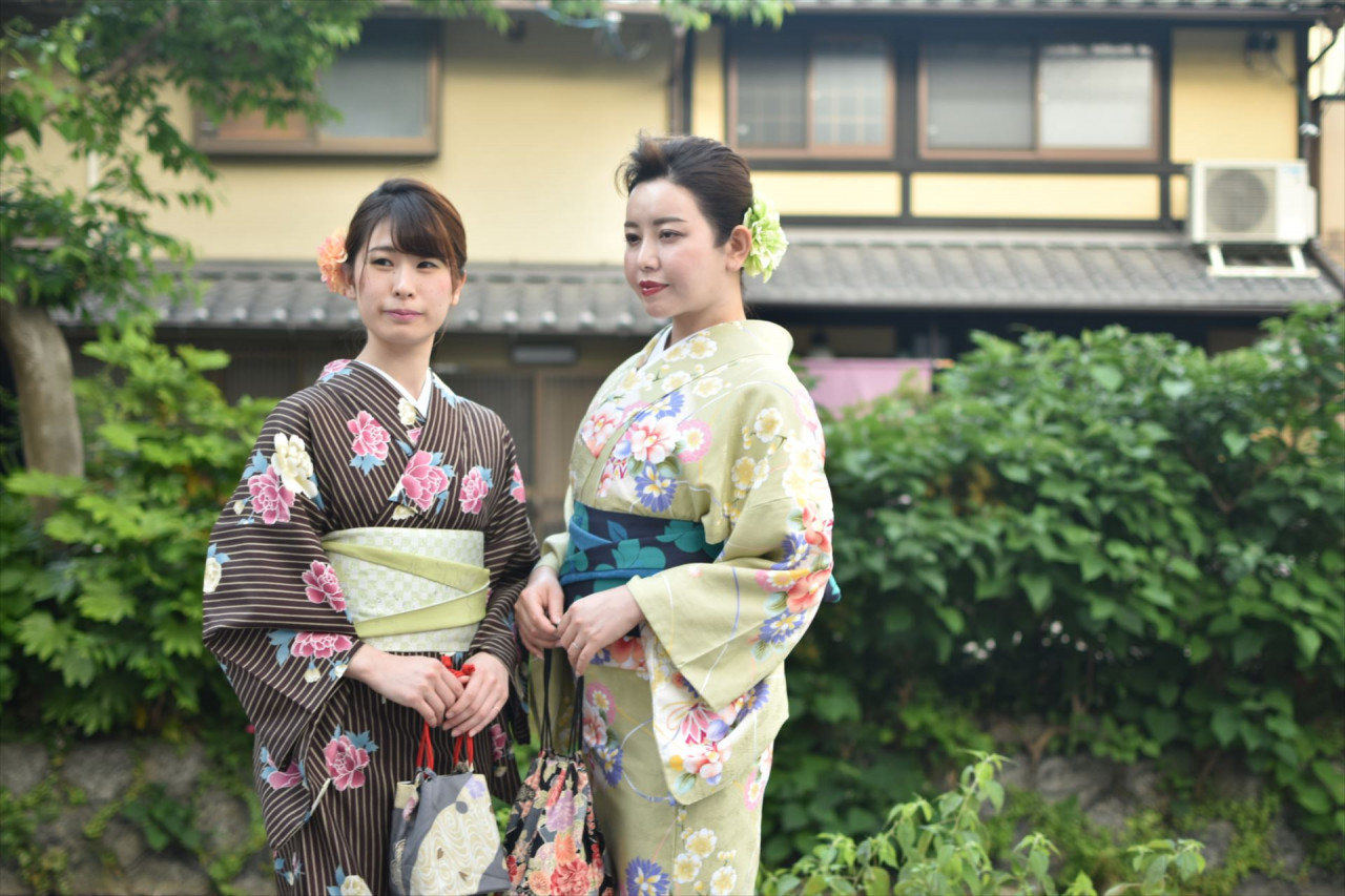 京都の街をレトロな着物で